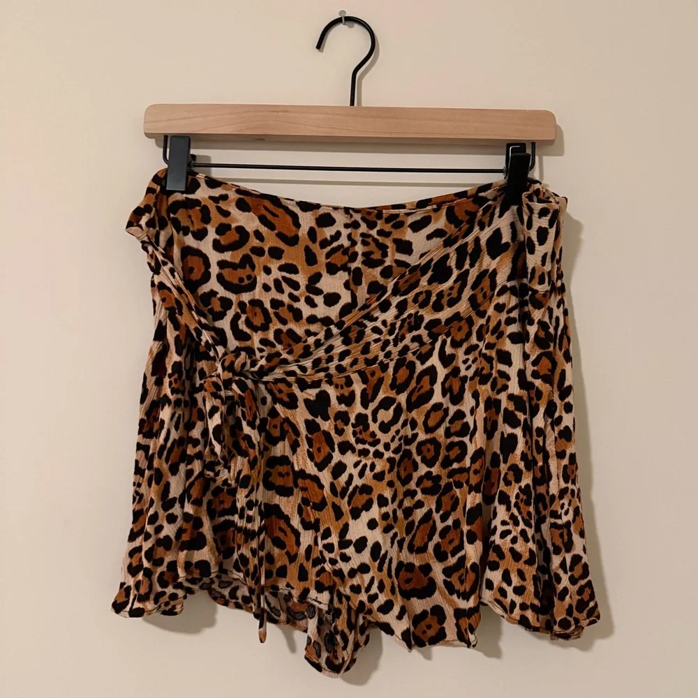 Lulus Free to Be Wild Beige Leopard Print Tie-Front Skort Size Extra Large